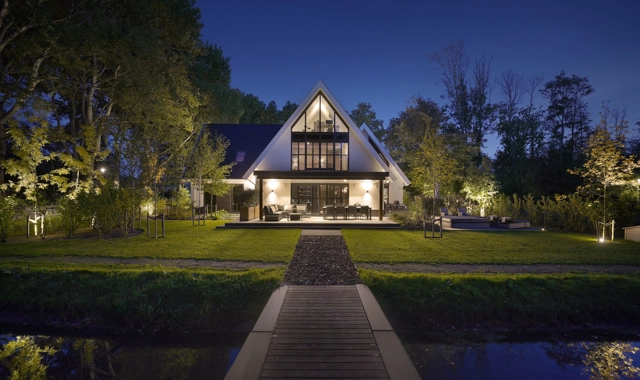 Achtergevel van een moderne villa met brug