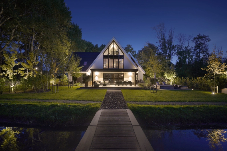 Achtergevel van een moderne villa met brug