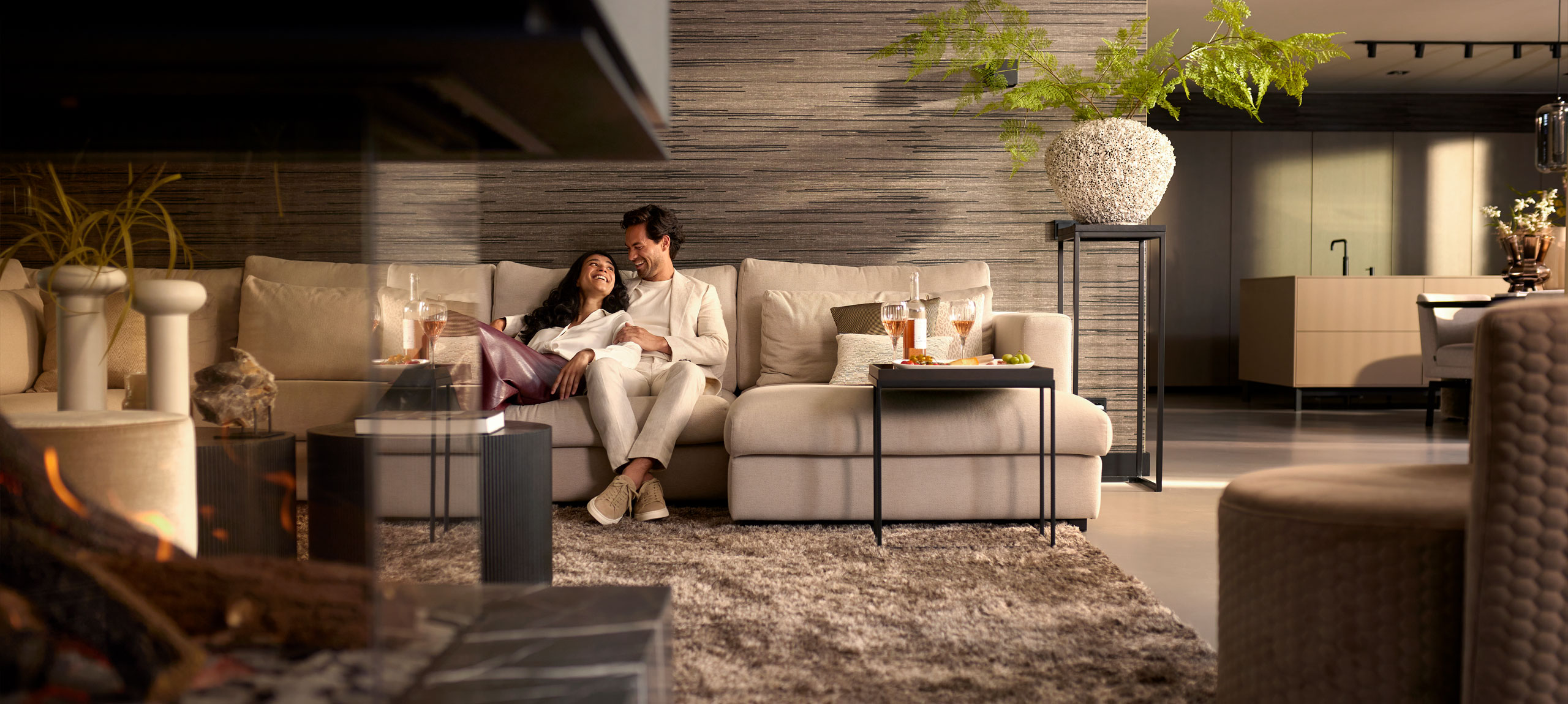 Echtpaar relaxed op bank in luxe interieur