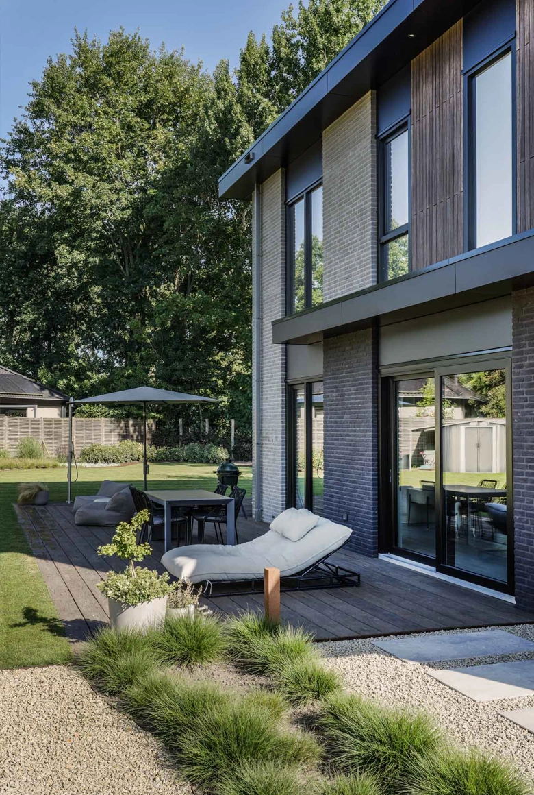 Zijaanzicht moderne villa met terras