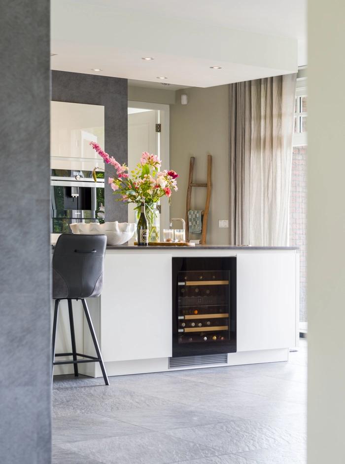 Luxe leefkeuken met wijnkoelkast