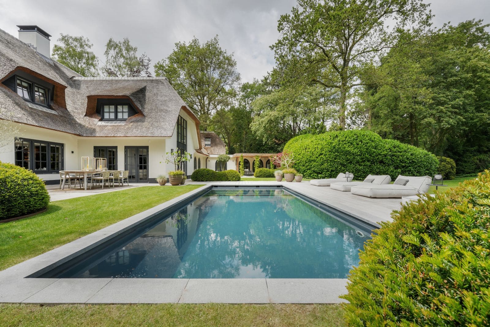 Een ontwerptuin met zwembad van Mekertuinen