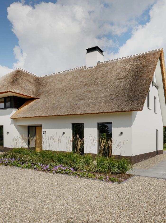 modern duurzaam landhuis met rieten dak