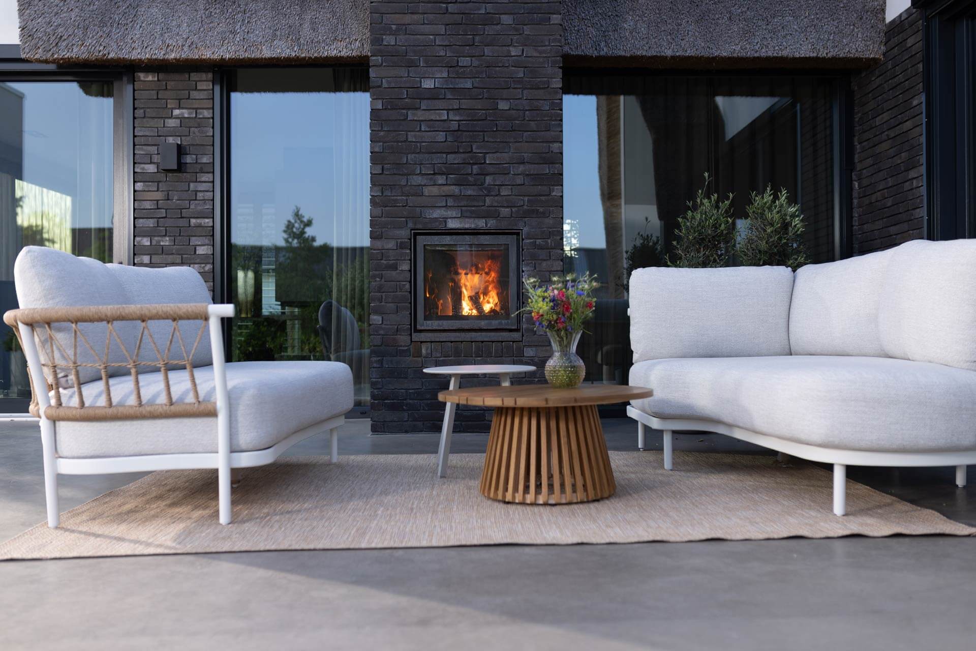 Moderne haard op buitenterras van maatwerk villa