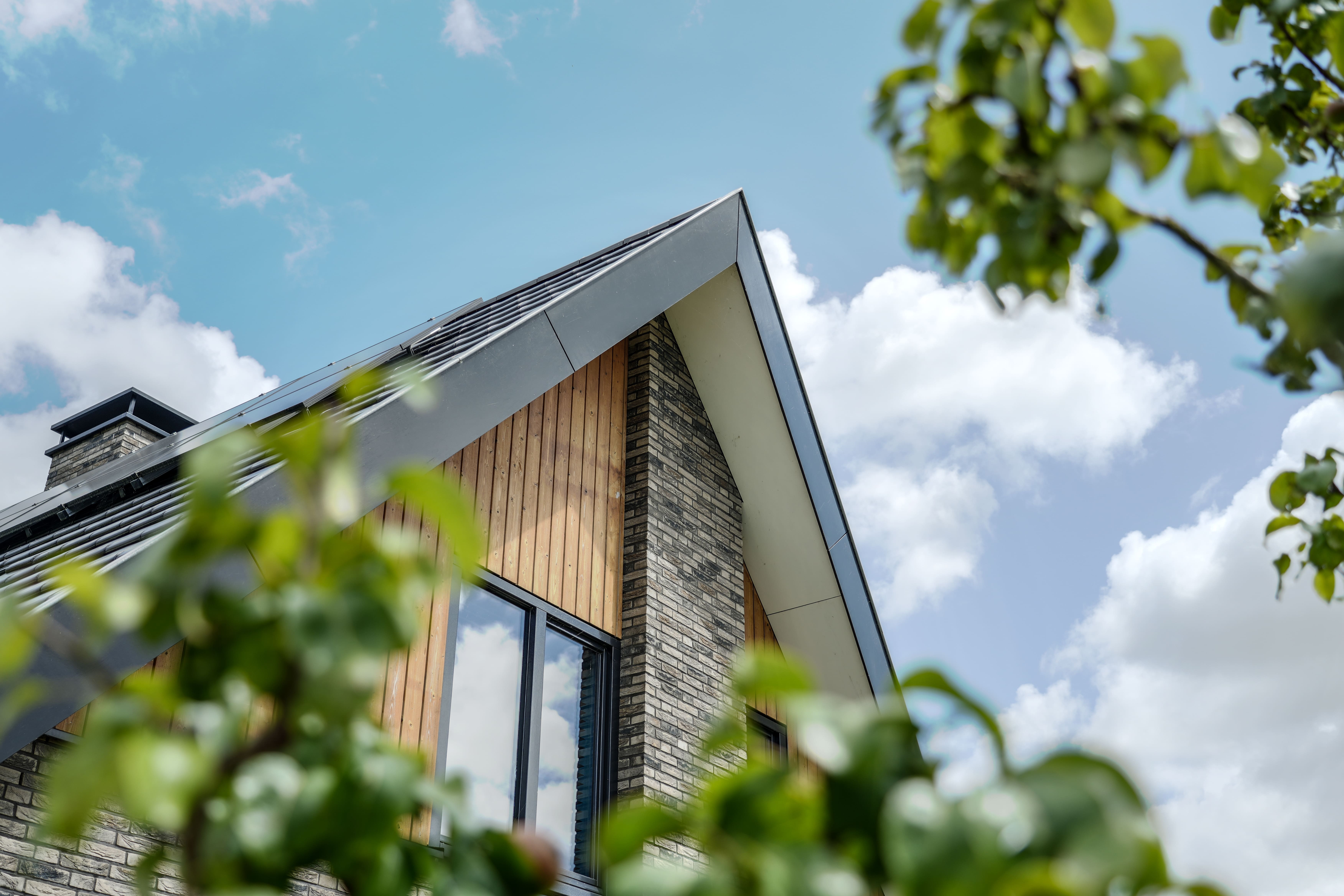 Uitsnede van dak schuurwoning met zonnepanelen