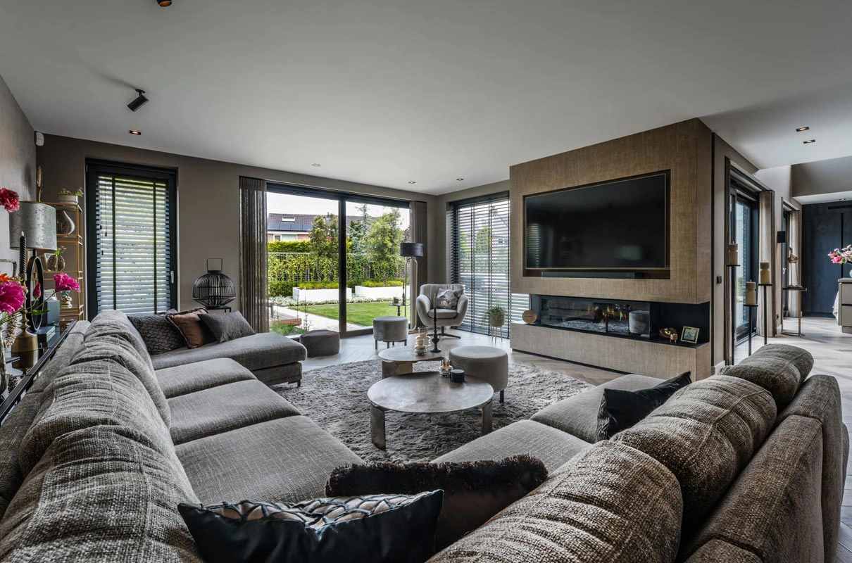 Luxe en warm interieur met een ingebouwde designhaard