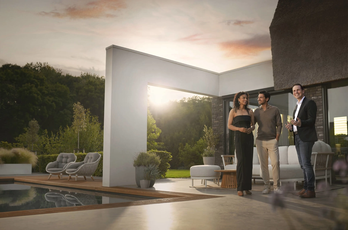 architect-livingstone-in-gesprek-met-klanten-exterieur.jpg