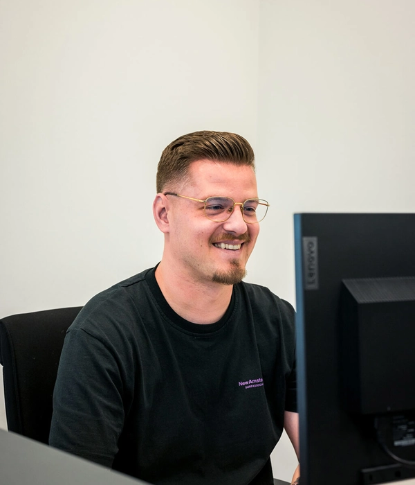 Medewerker van Livingstone aan het werk op de computer
