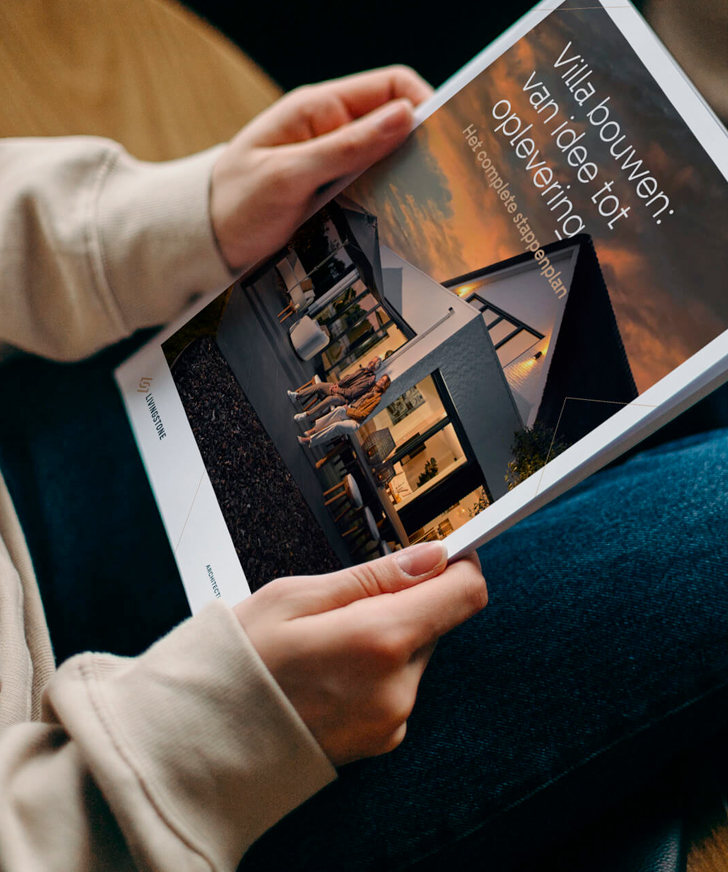 Brochure met moderne villa en de tekst ‘Villa bouwen: van idee tot oplevering’.