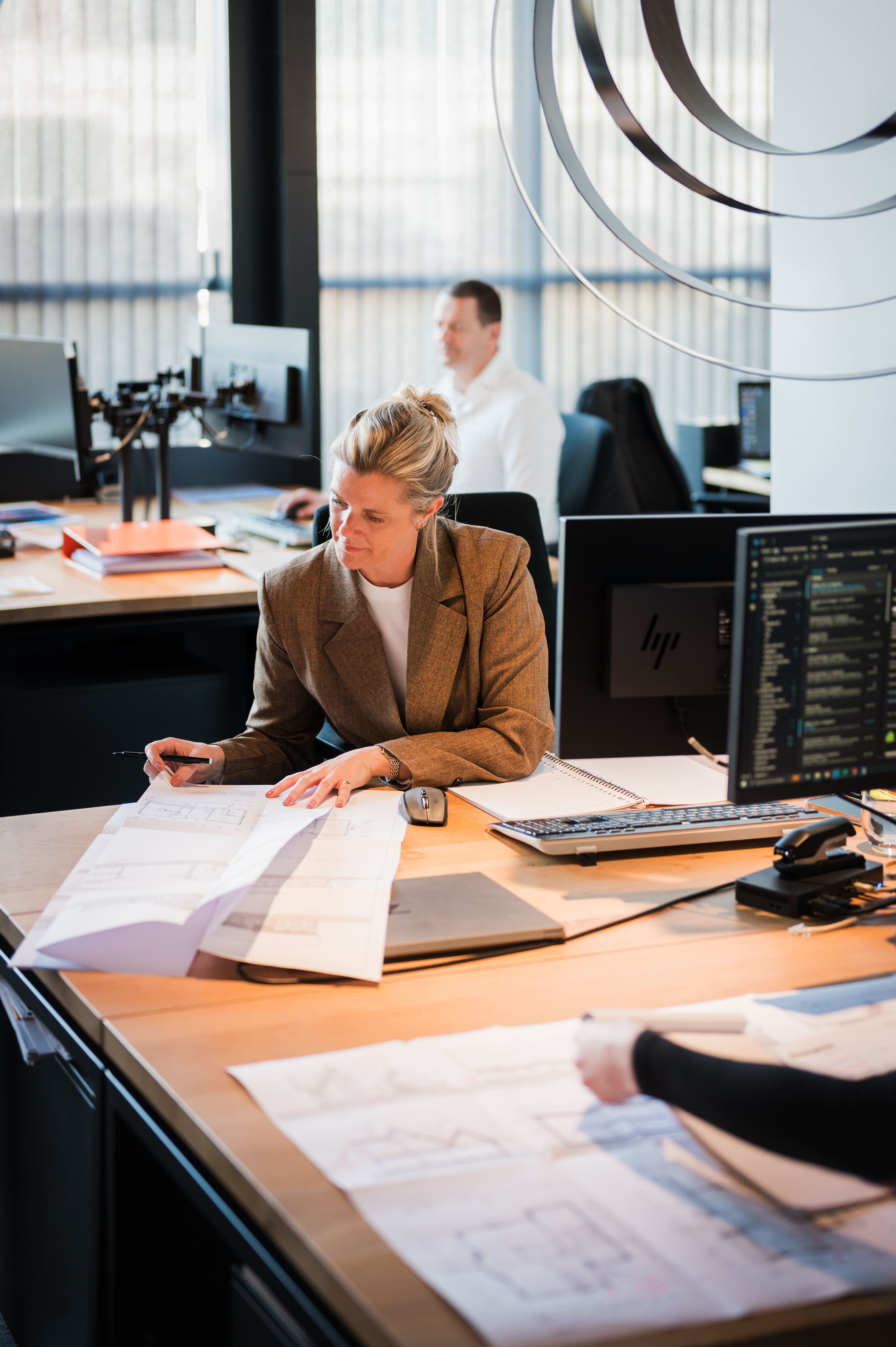 Medewerker van Livingstone aan het werk op de computer