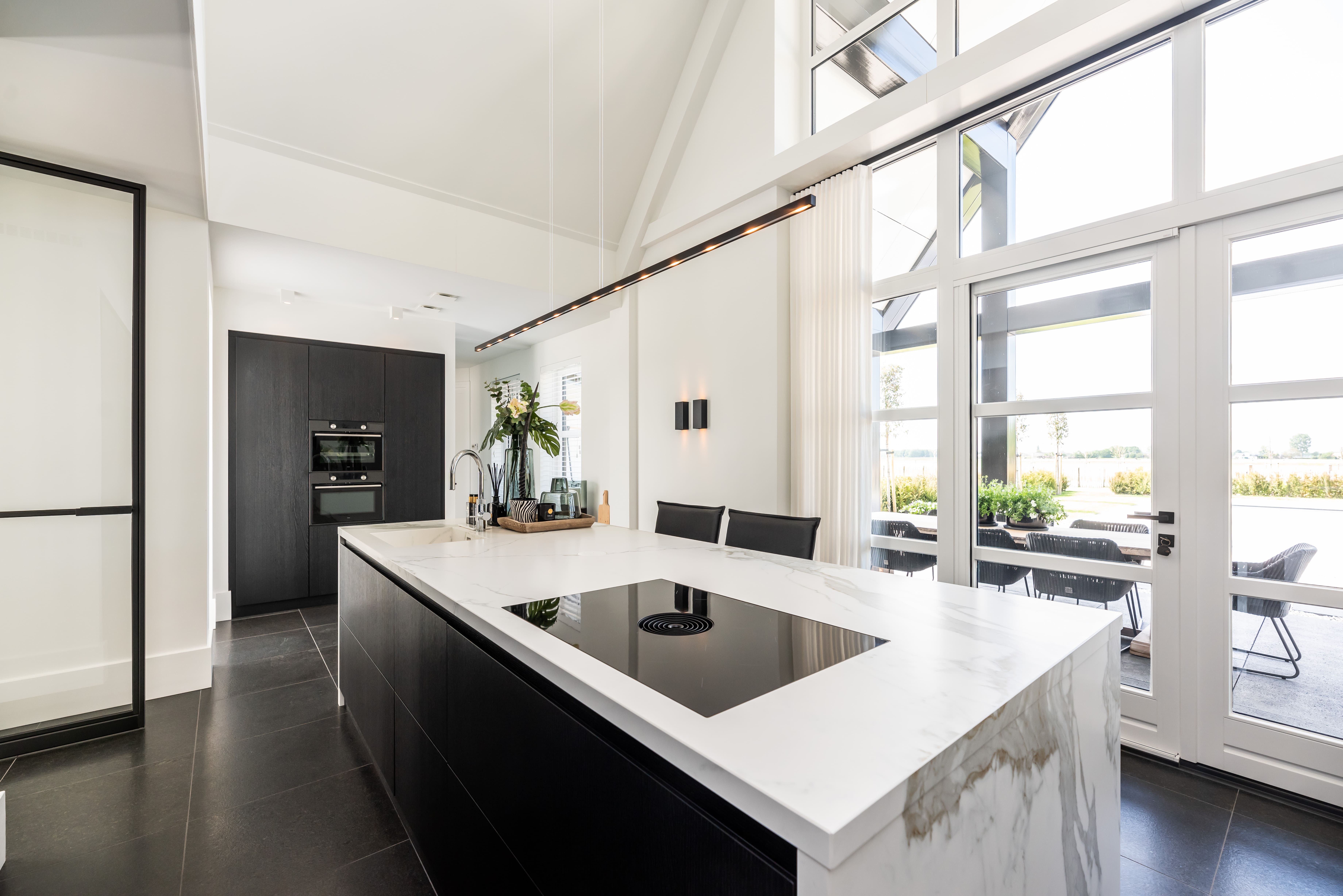 Moderne levensloopbestendige keuken met marmeren keukenblad