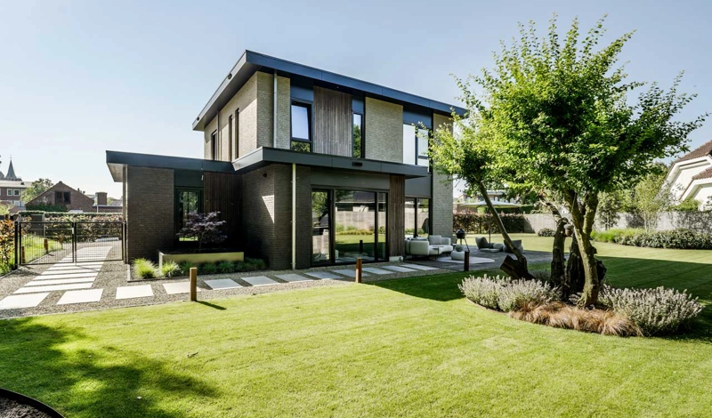 Zijaanzicht moderne villa