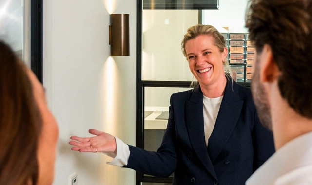 Hospitality medewerker verwelkomt klanten