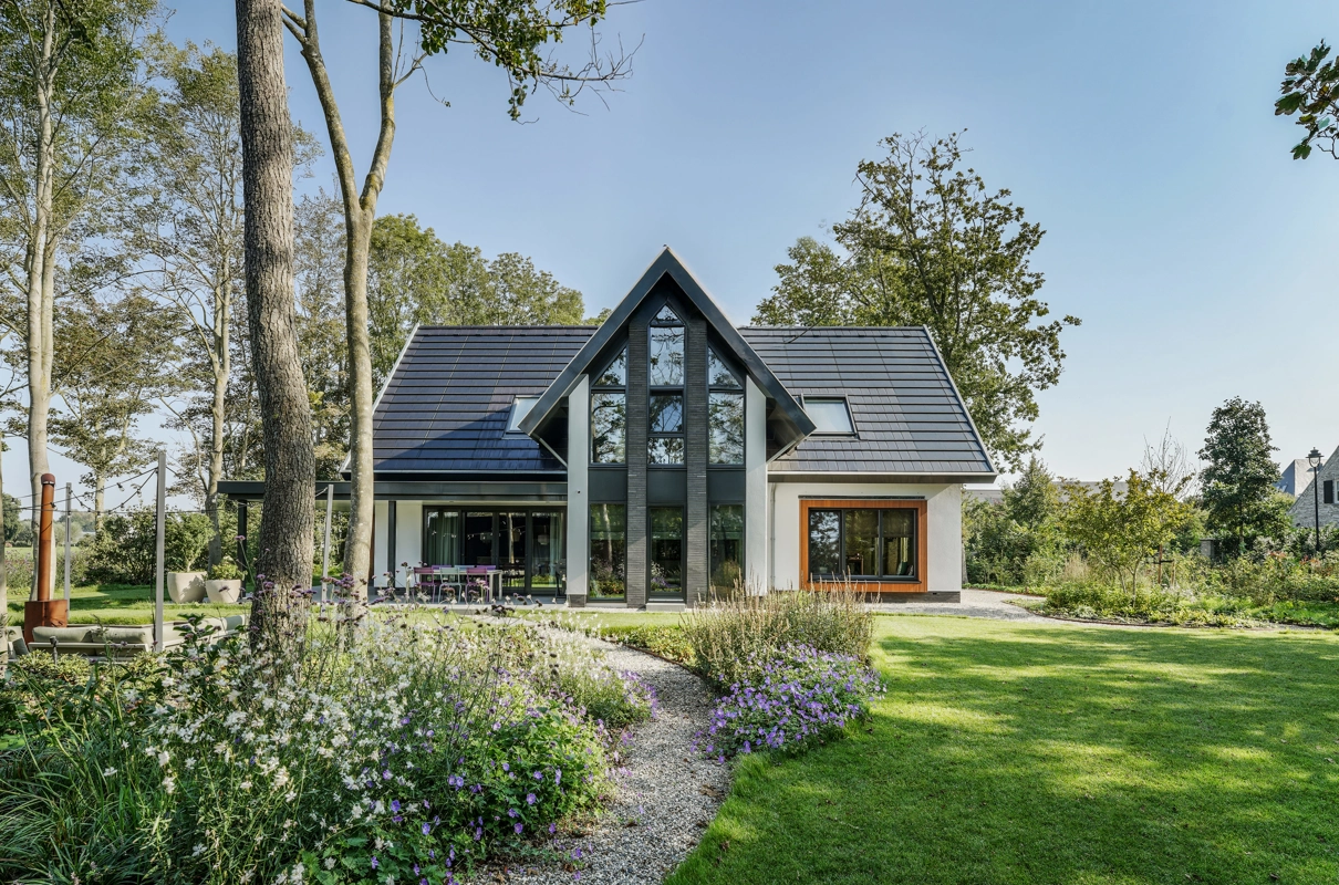 Eigentijdse villa hout elementen grote raampartijen