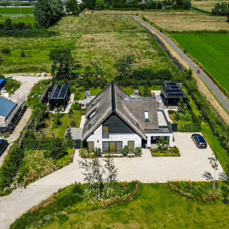 Bovenaanzicht van een luxe moderne landelijke villa in een landelijke, groene omgeving