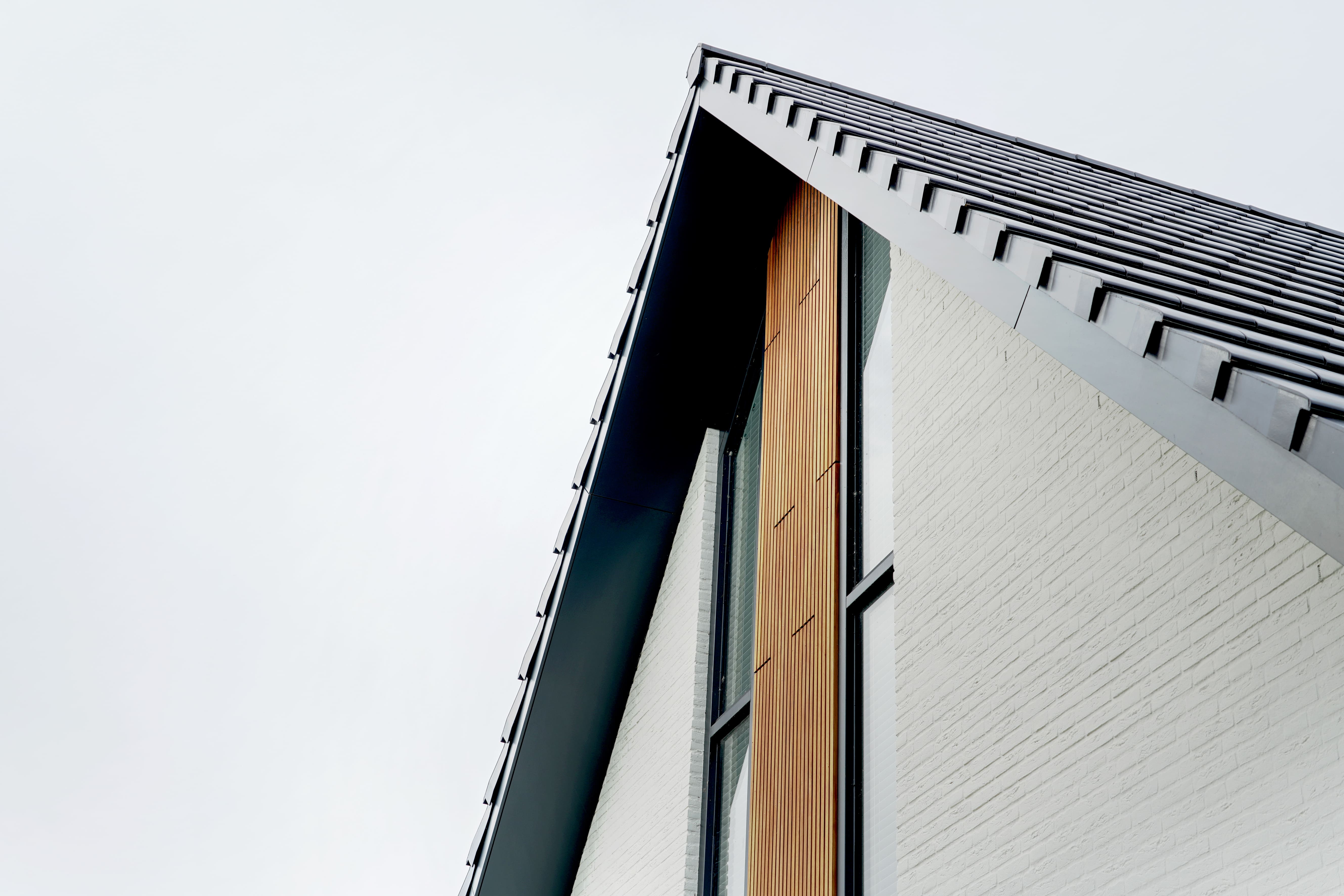 Uitsnede van houten en bakstenen gevel