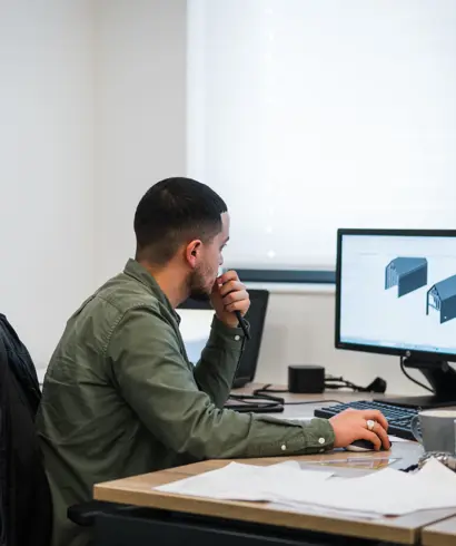 Modelleur maakt een 3D ontwerp van een villa op de computer