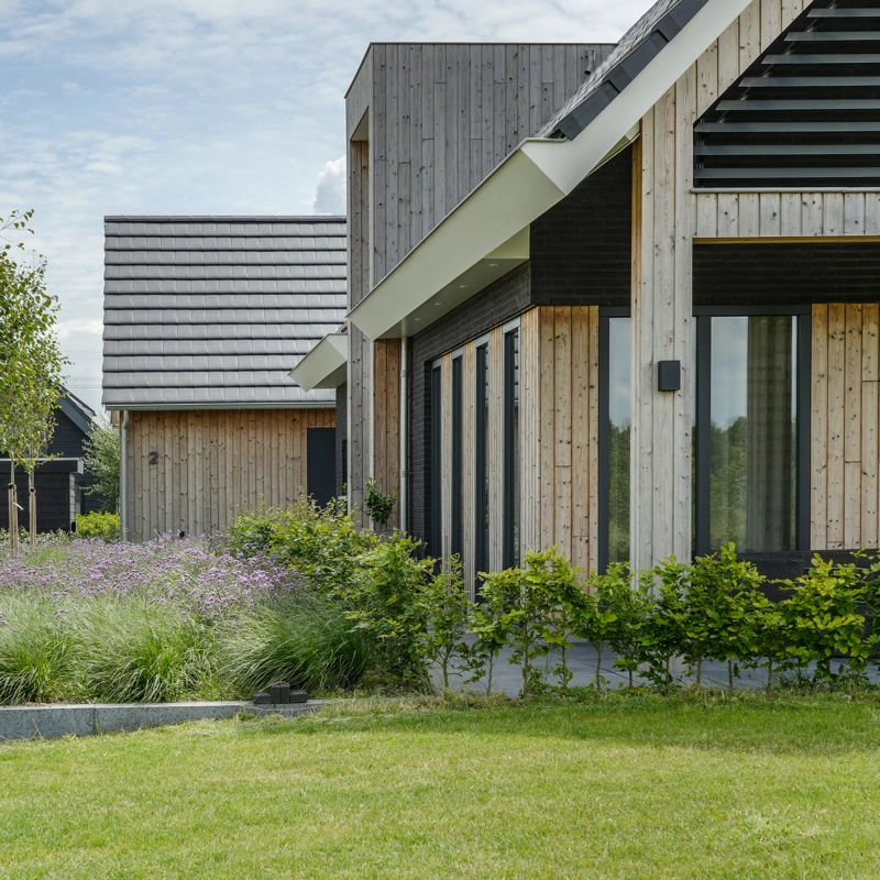 Uitsnede van zij-aanzicht schuurwoning met houten spant