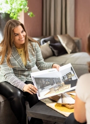 interieurarchitect-livingstone-adviesgesprek-met-klant-in-woonkamer.jpg