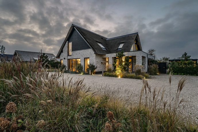 Voorzijde van een luxe, landelijke villa met rieten kap