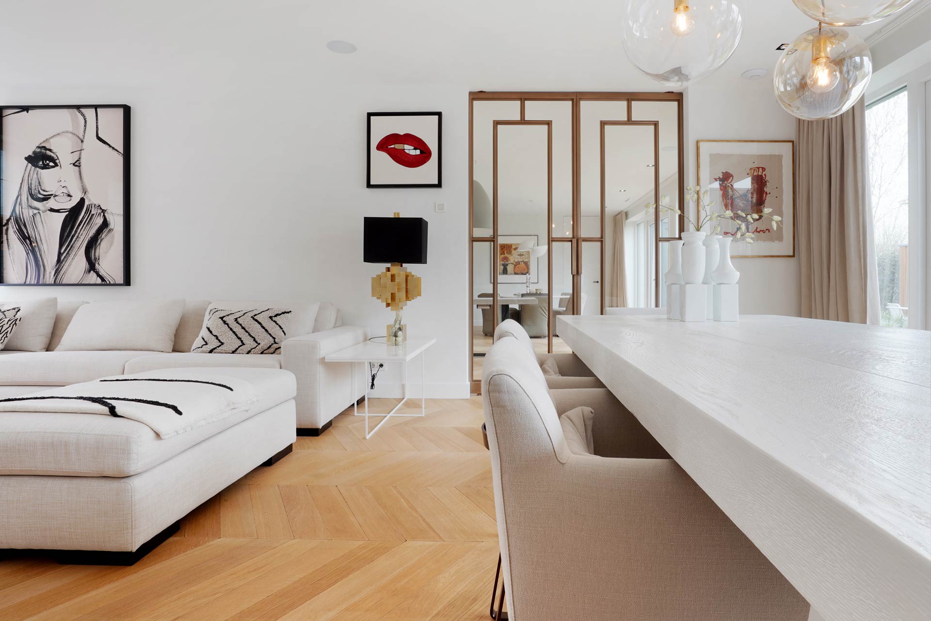 Luxe en modern interieur met lichte uitstraling