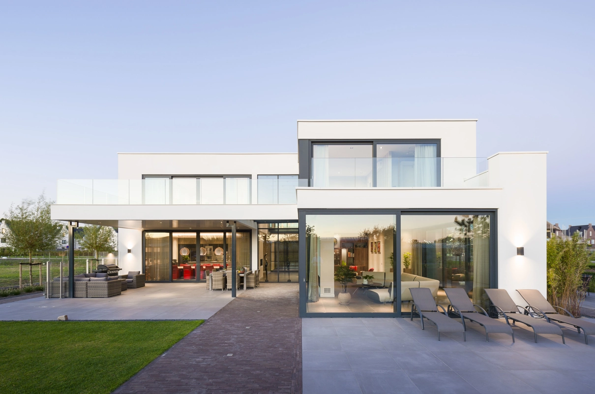 Achtergevel van een moderne kubistische villa