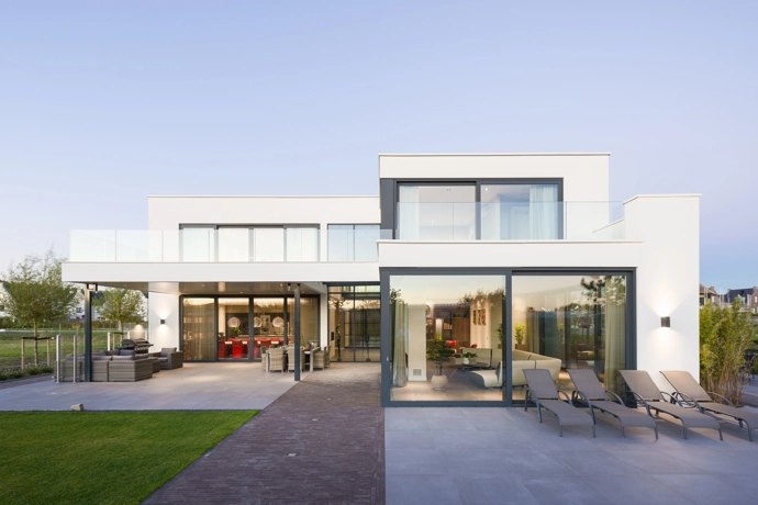 Achtergevel van een moderne kubistische villa