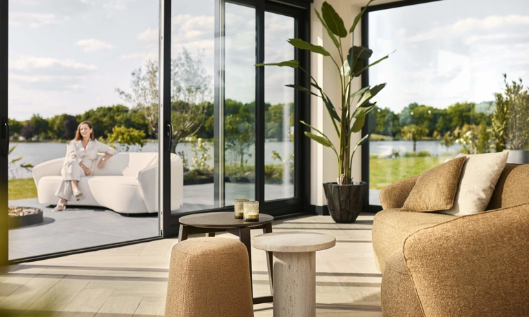 Modern interieur met zicht op tuin