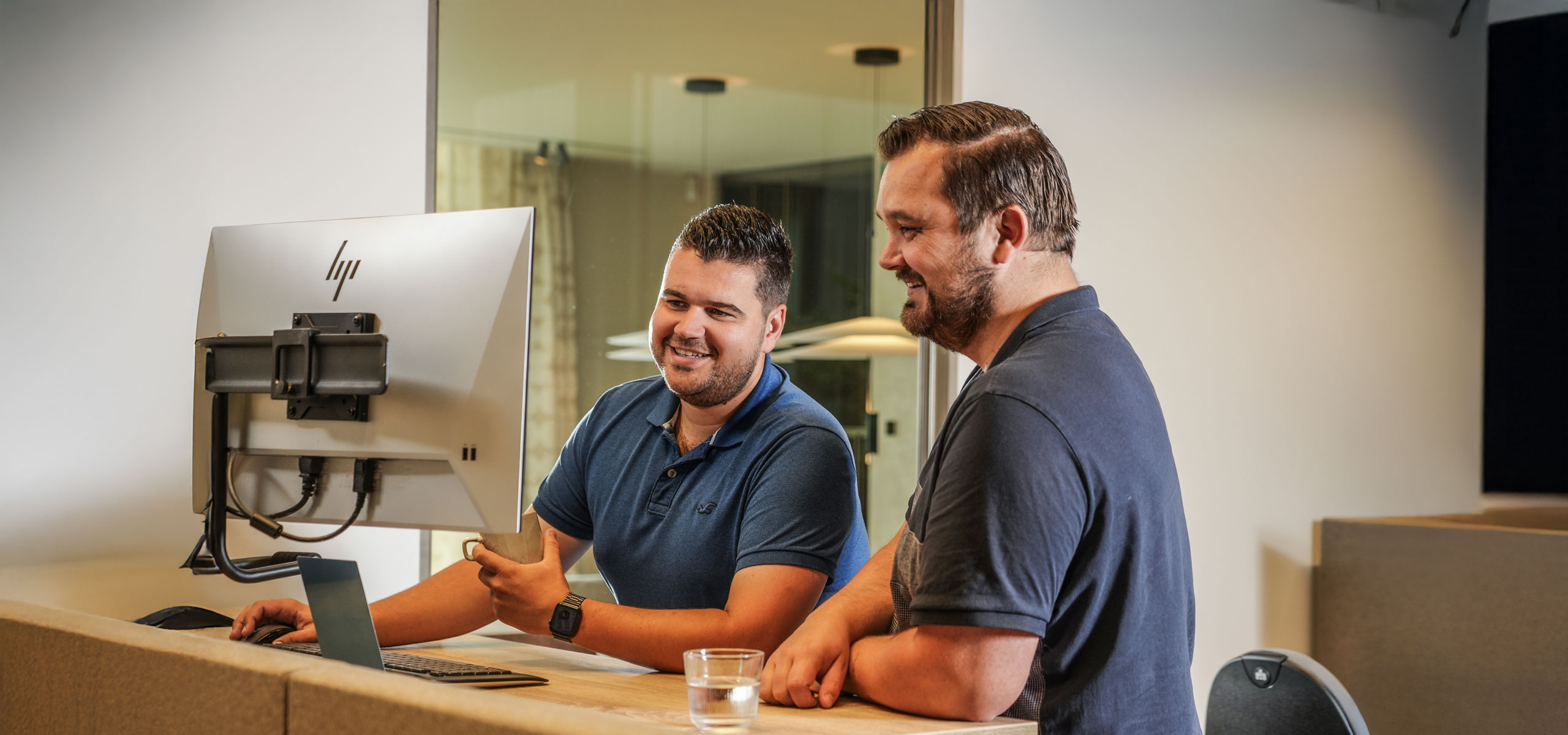 Medewerkers van Livingstone in overleg aan bureau