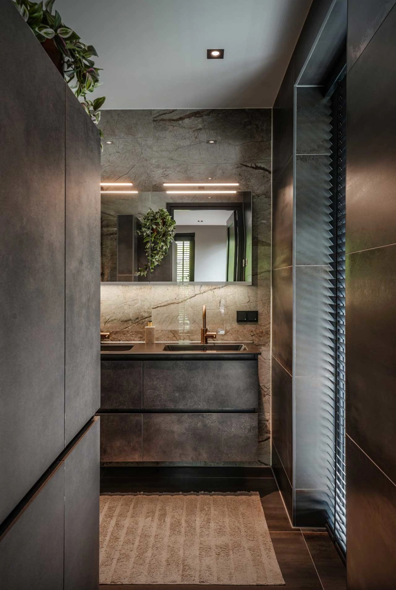 Een modern en warme badkamer