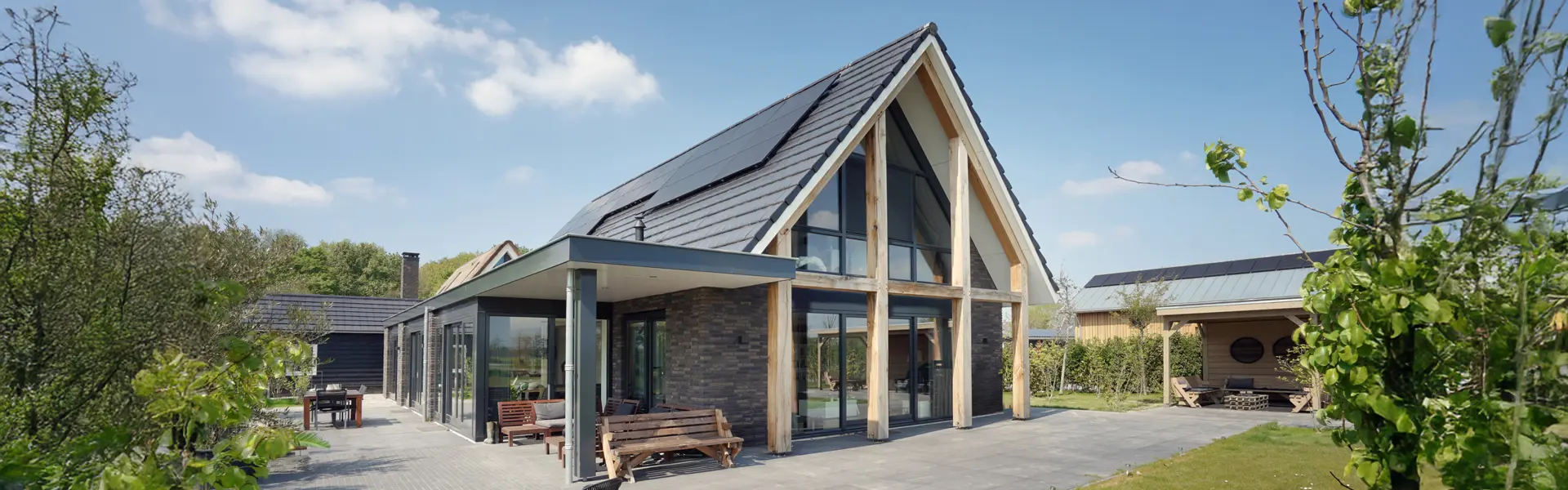 Panoramabeeld van een schuurwoning met houten spanten