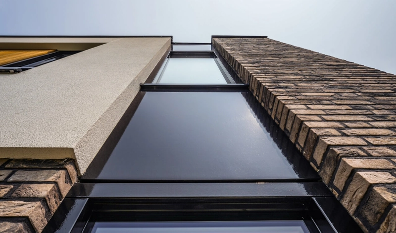 Donkere gevelbekleding