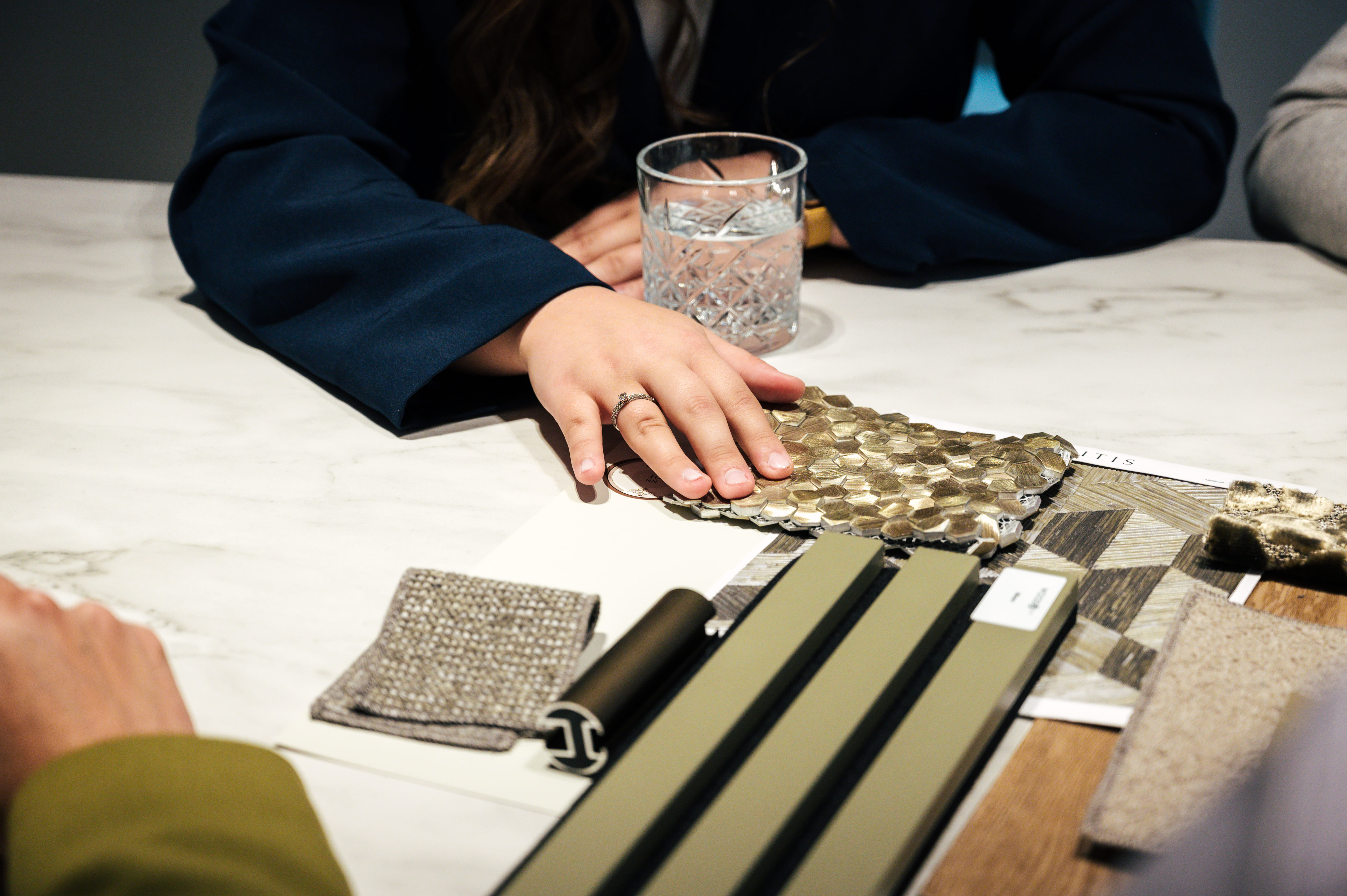 Materiaalstalen op tafel