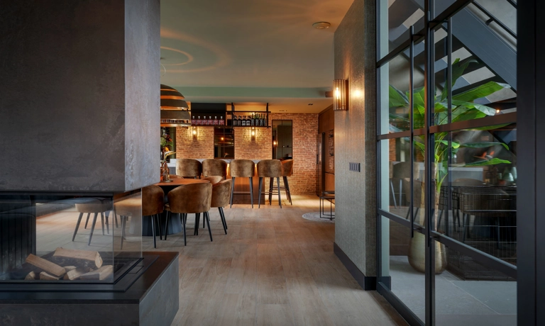 Warm en luxe interieur met zicht op eetkamer