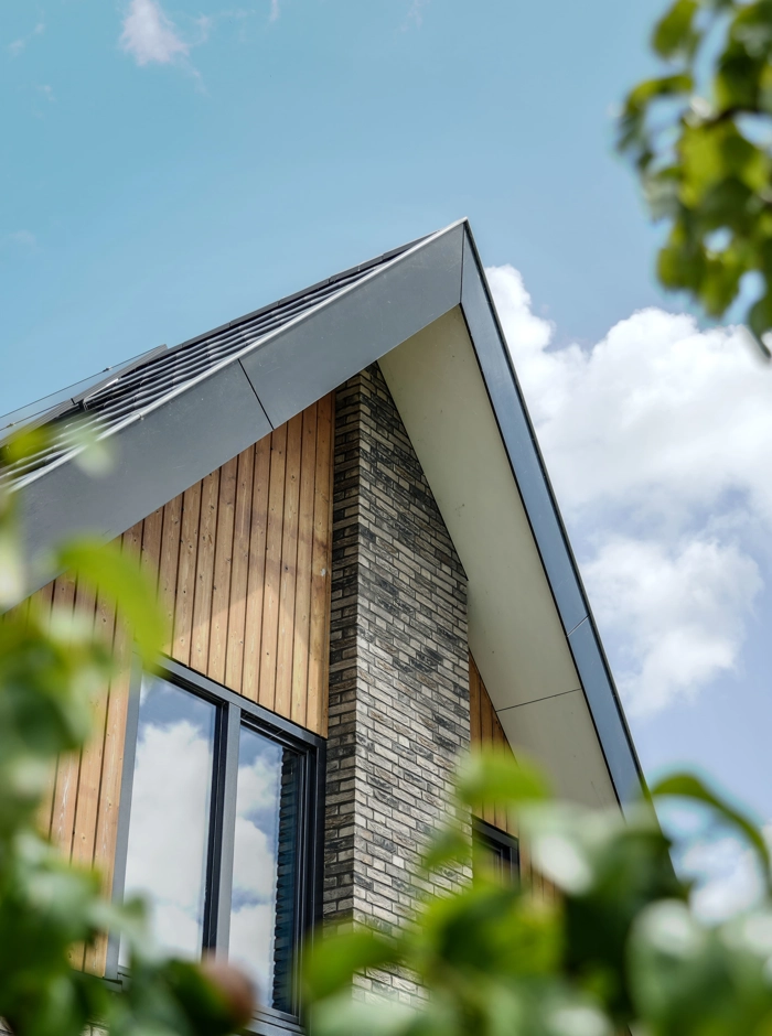 uitsnede van schuurwoning met zonnepanelen