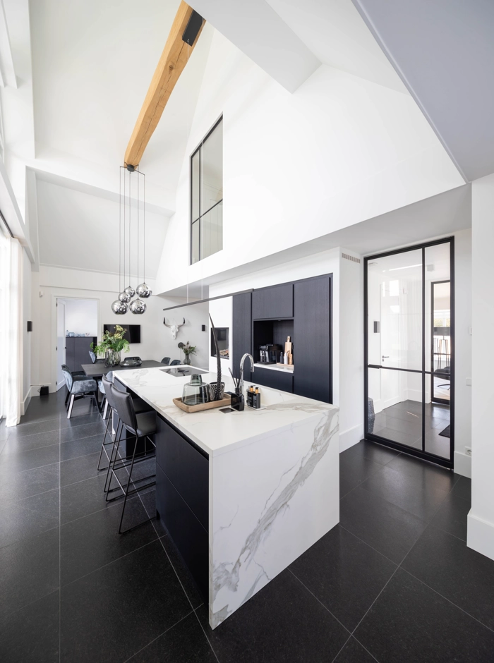 Luxe woonkeuken met wit marmeren keukenblad