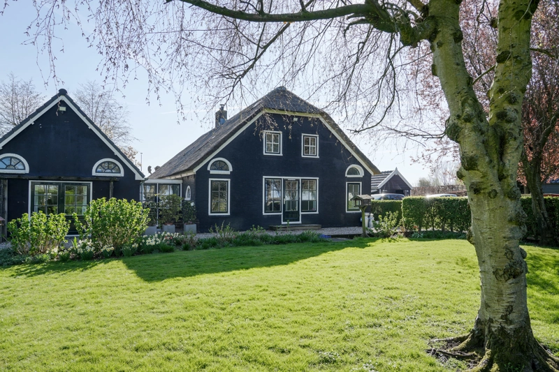 De voorgevel van een authentieke woonboerderij 