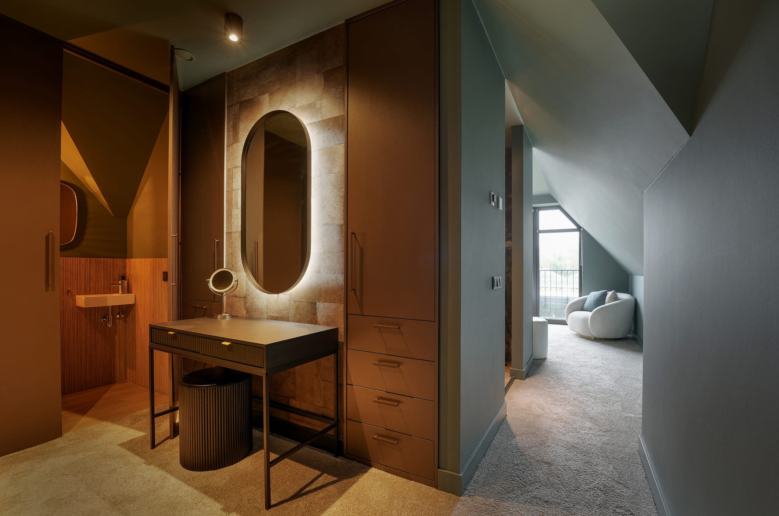 Luxe badkamer met donkere wandbekleding