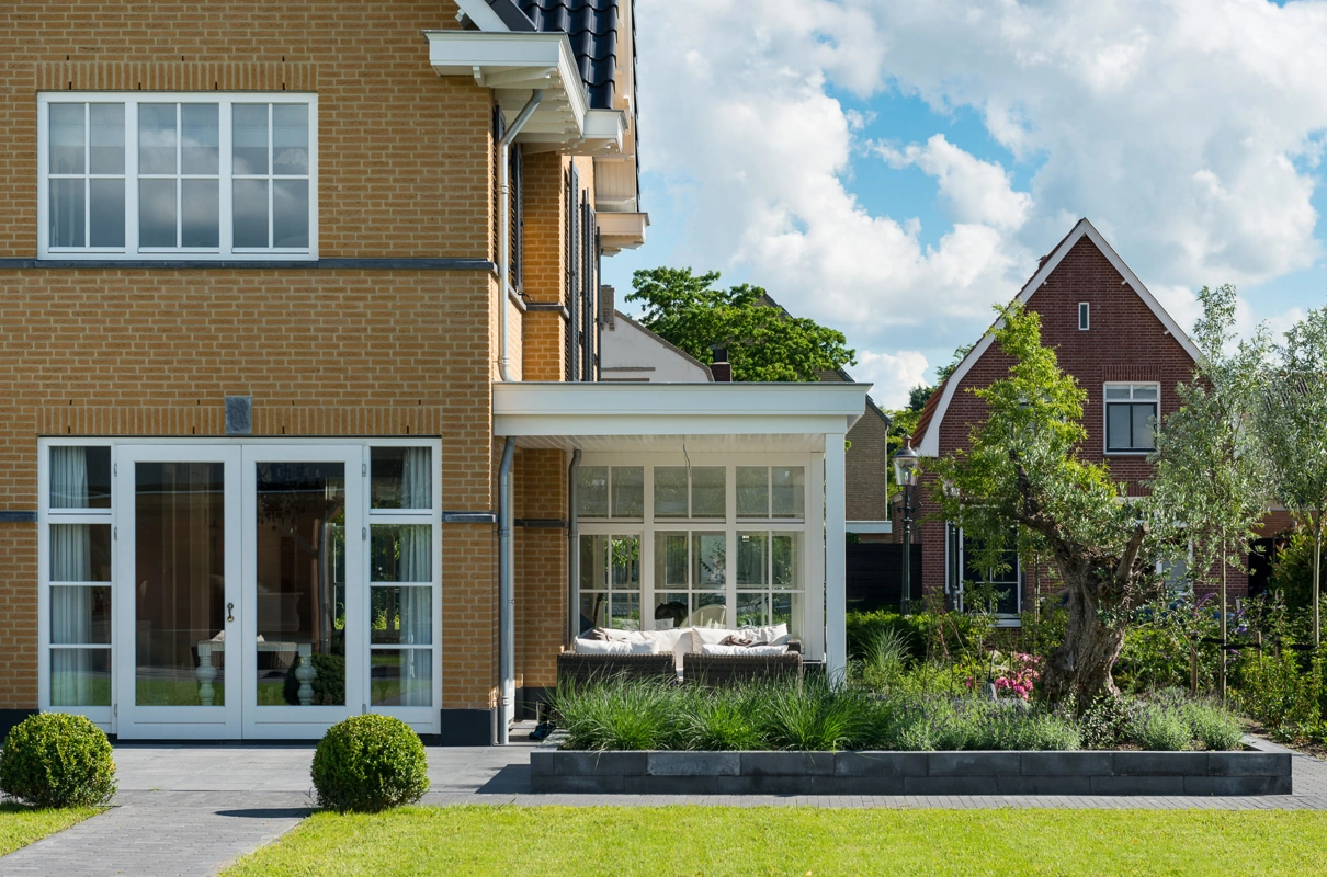 traditionele-villa-rijke-details-gele-baksteen-veranda.jpg