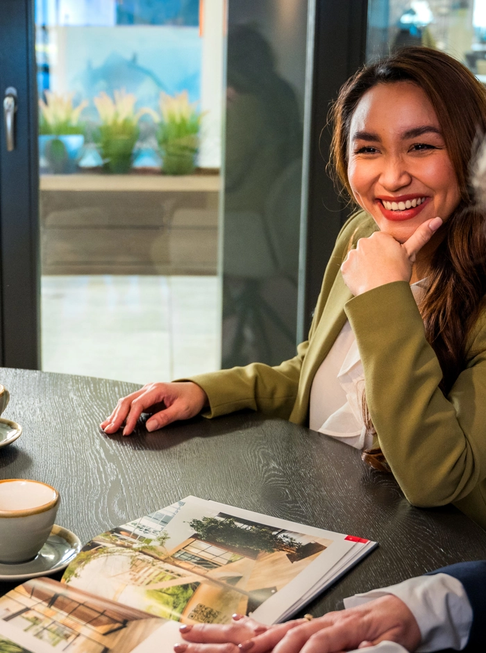 Interieurontwerper in gesprek aan tafel in een showroom