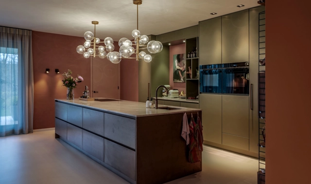 Keuken met warme tinten in een levendig interieur