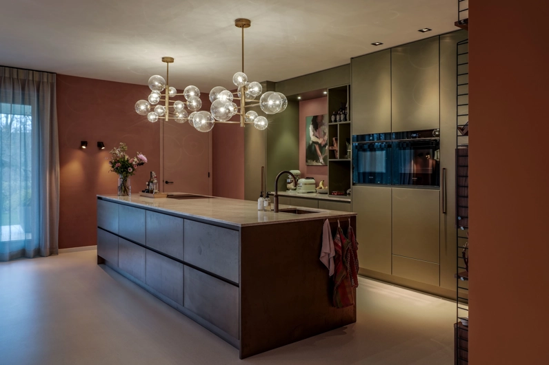 Keuken met warme tinten in een levendig interieur