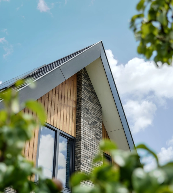 Uitsnede van dak schuurwoning met zonnepanelen