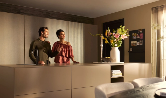 Echtpaar geniet van nieuwe luxe woonkeuken