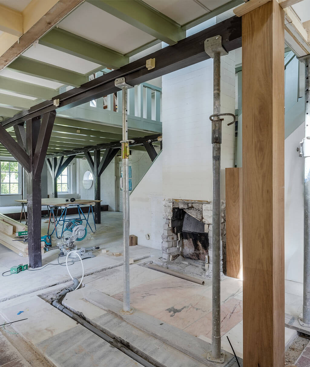 De woonkamer van een villa wordt verbouwd