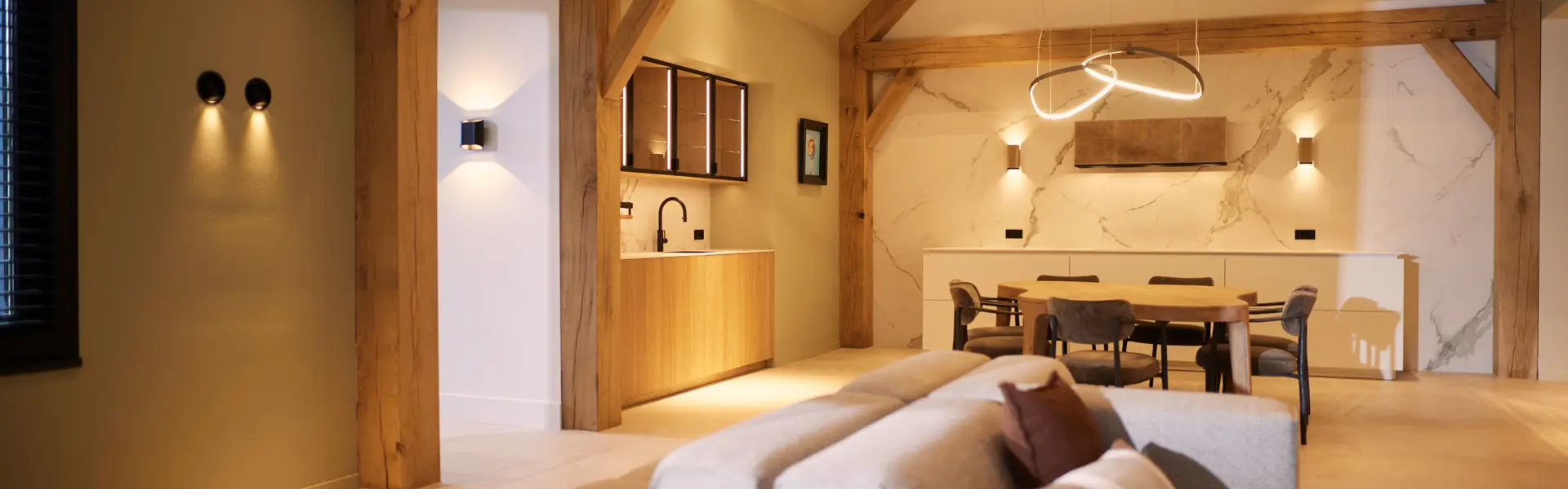 Moderne woonkeuken met warm interieur