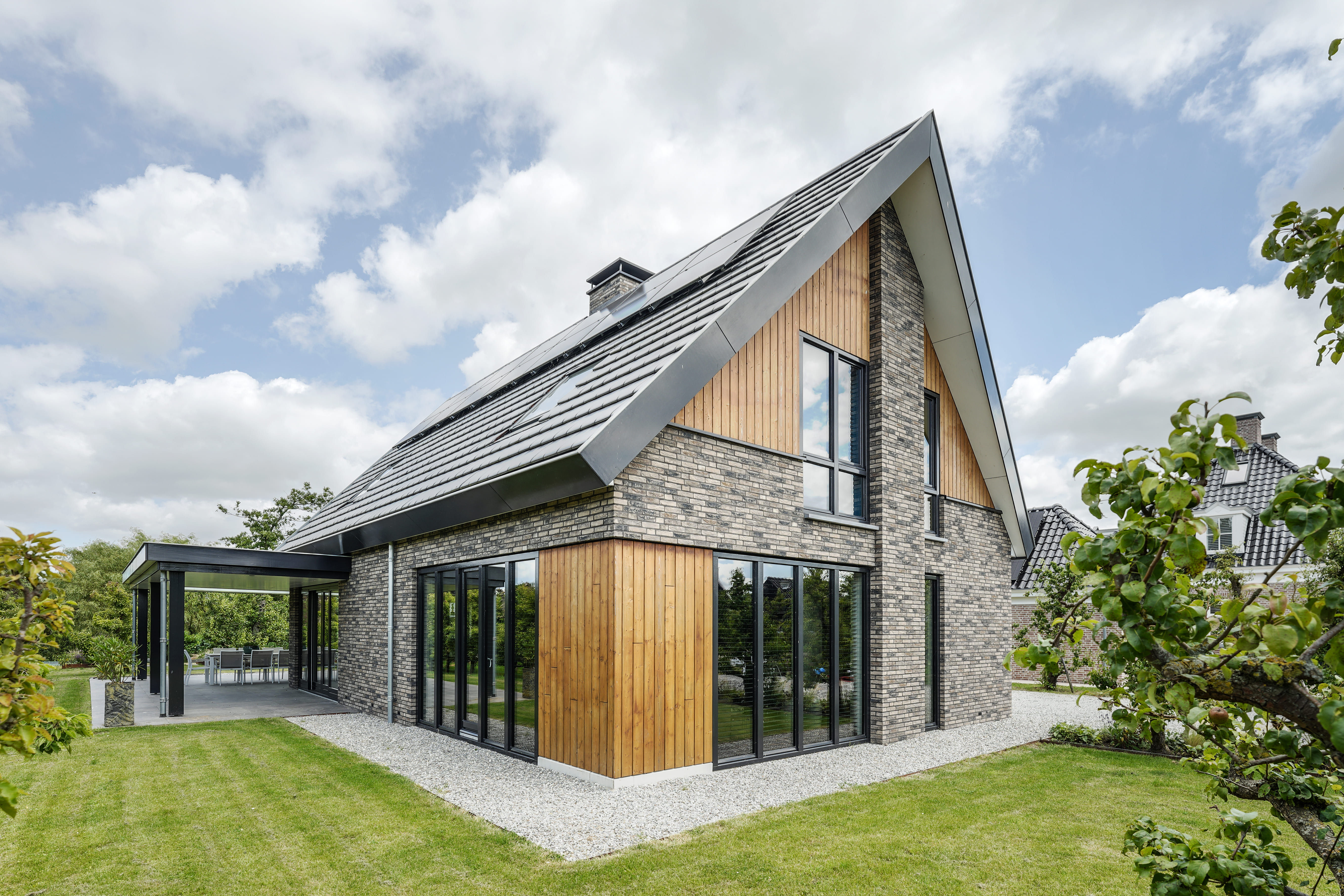 Schuurwoning met houten en bakstenen gevelbekleding