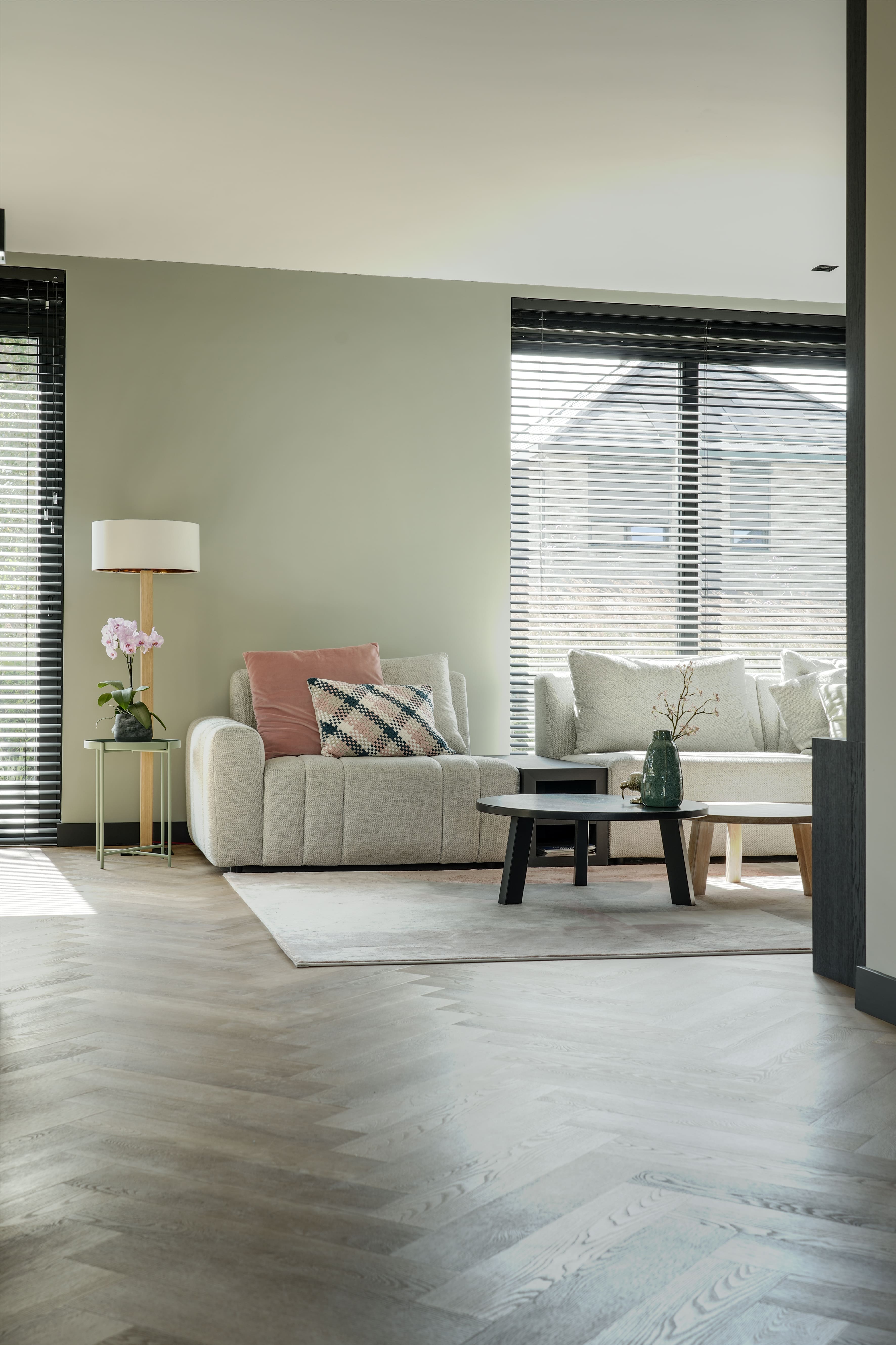 Moderne woonkamer met visgraad vloer