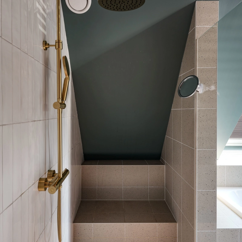 Inloopdouche met gouden hemeldouche en groene wandbedkleding