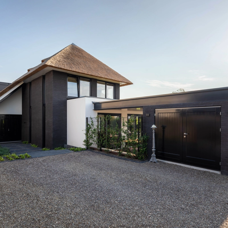 Een kubistisch landelijke villa met garage